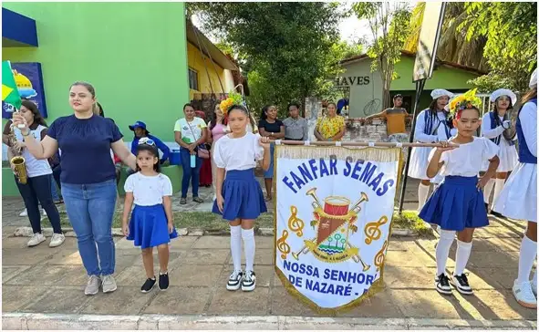 Desfile Cívico com banda fanfarra e alunos do Serviço de Convivência