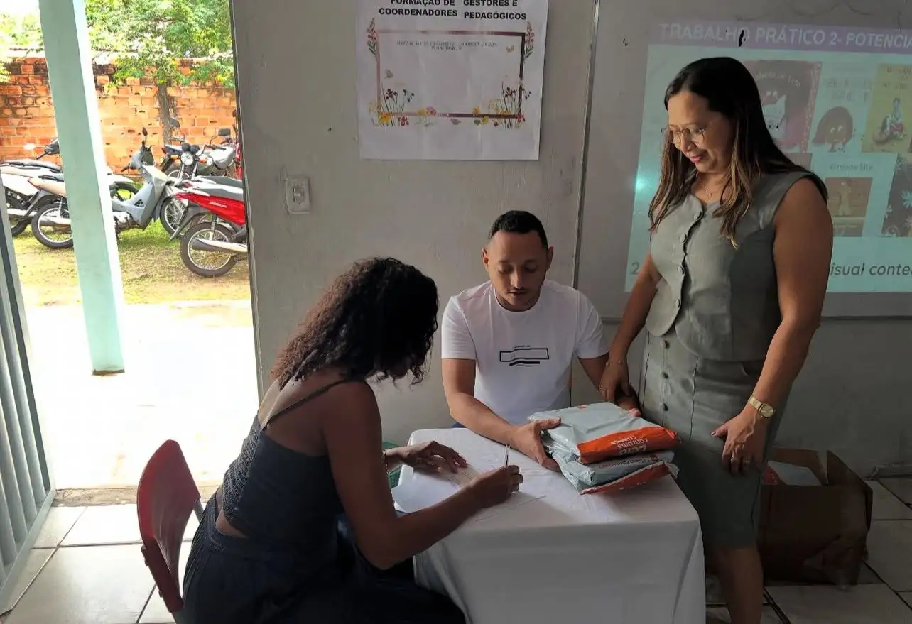 Entrega de Livros Paradidáticos Fortalece a Leitura nas Escolas .