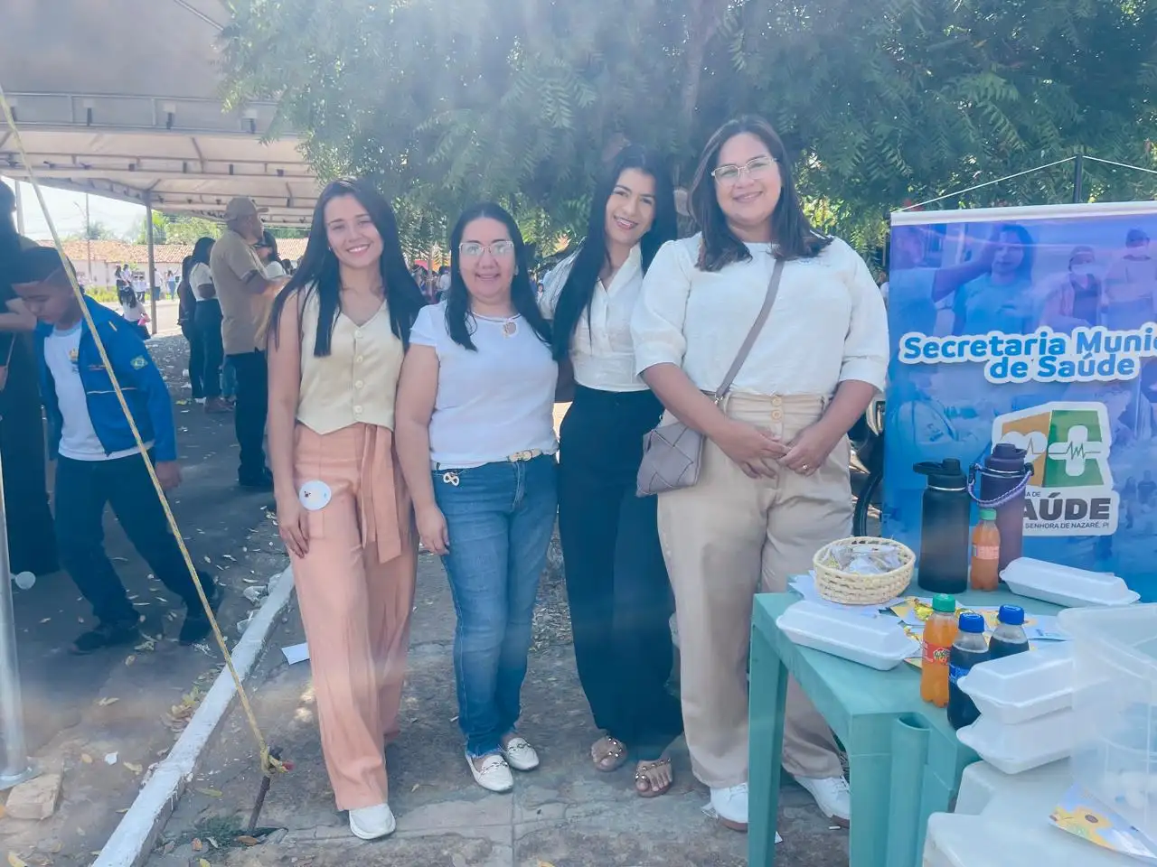 Foto 4 – Saúde presente no Desfile Cívico: garantindo cuidado, prevenção e segurança para a população 💙✨