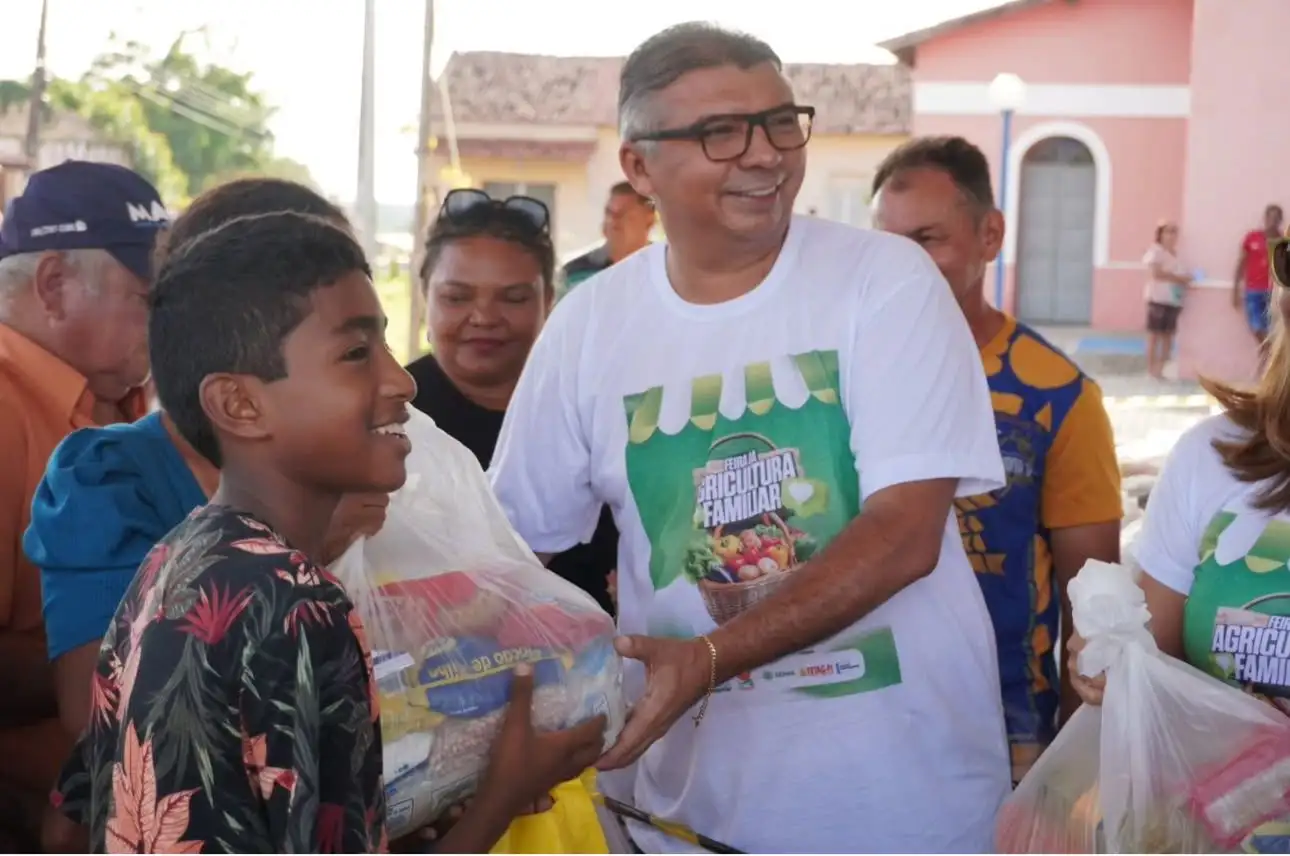 Entrega das cestas básicas para as famílias do município