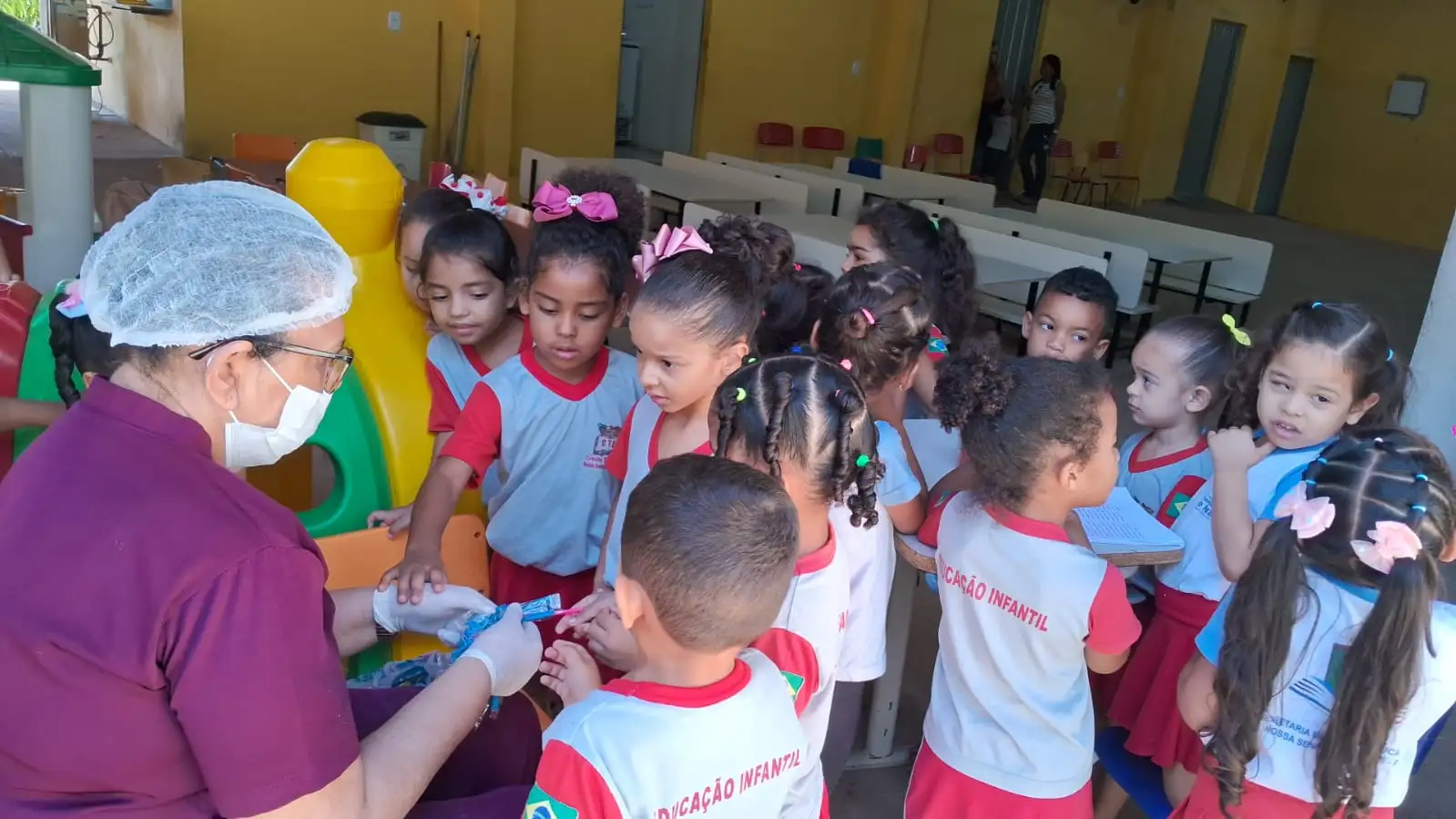 Foto 3 – Saúde na Escola: Creche Tia Eulina promove ação de higiene bucal para as crianças 🪥✨